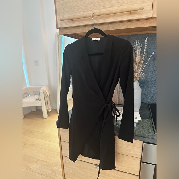NWT aritzia Juro wrap dress - Picture 2 of 3